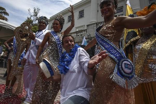 El alcalde de Río de Janeiro, Eduardo Paes, celebra inauguración del carnaval de Río. (Foto Prensa Libre:EFE)