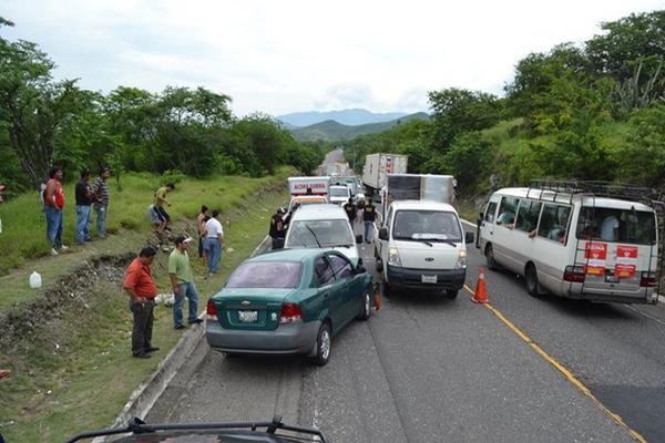 El accidente en el kilómetro 95.5 ruta al atlántico deja un muerto y tres heridos (Foto Prensa Libre: Hugo Oliva)<br _mce_bogus="1"/>