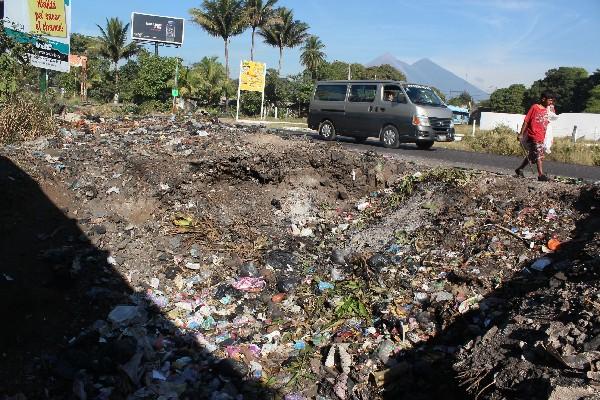 Uno de los numerosos vertederos clandestinos se encuentra  en el kilómetro 58 de la carretera hacia Taxisco.