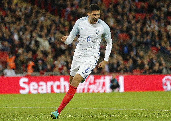 Chris Smalling festeja luego de anotar el gol que le dio la victoria a Inglaterra. (Foto Prensa Libre: AP)