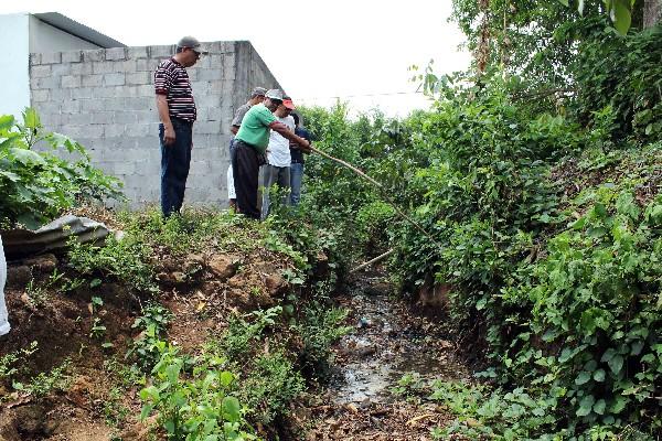 Pobladores de la colonia El Pedregal 2 muestran el zanjón con aguas servidas.