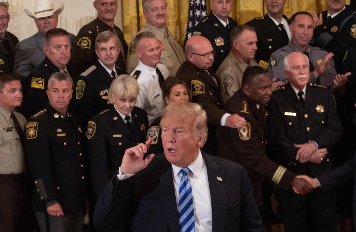 Trump atiende una pregunta de una periodista en una conferencia de prensa. (Foto Prensa Libre: AFP)