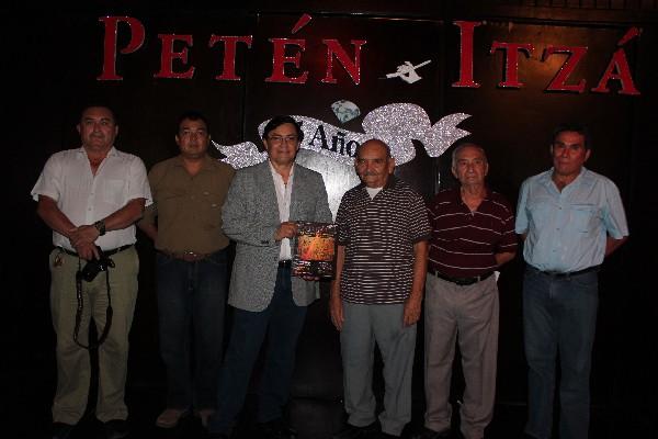 Parte del directorio de la revista Petén Itzá, durante la velada de presentación del ejemplar  75,  en el teatro municipal de  Flores.