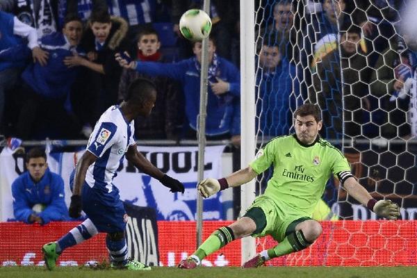 Sidnei Rechel, del Espanyol, no puede vencer al portero del Real Madrid, Iker Casillas. (Foto Prensa Libre: AFP)