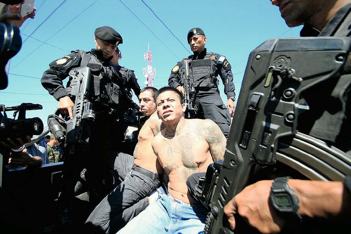 La Policía detuvo a dos adultos y dos menores que efectuarían un ataque en San Miguel Petapa. (Foto Prensa Libre: É. Ávila)