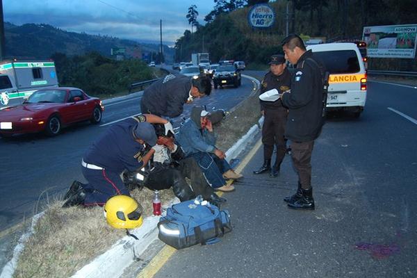 Dos hombres que viajaban en una motocicleta sufrieron un accidente en Sumpango, Sacatepéquez. (Foto Prensa Libre: Víctor Chamalé)<br _mce_bogus="1"/>