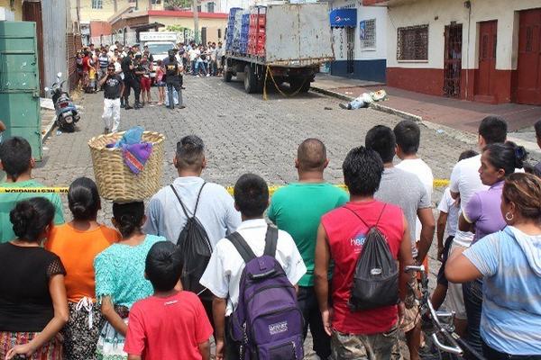 Curiosos observan el cadáver de Ricardo Antonio Orizabal, quien murió baleado en Mazatenango. (Foto Prensa Libre: Danilo López)