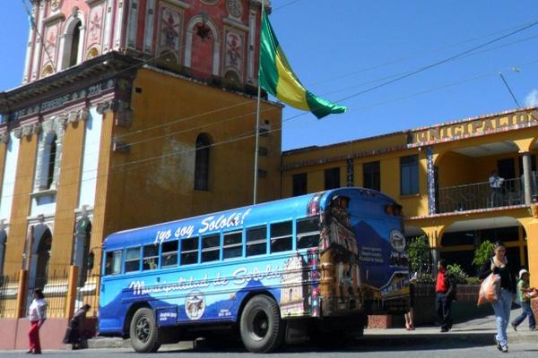 Los buses cubren la ruta entre el hospital nacional de Sololá y la central de mayoreo. (Foto Prensa Libre: Ángel Julajuj)