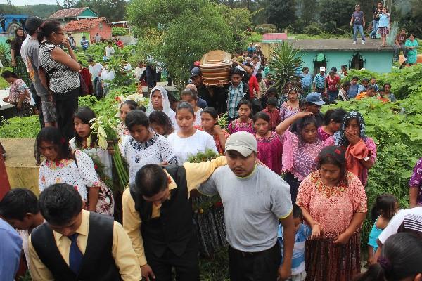 Cortejo fúnebre se encamina  al cementerio general de Santa Cruz Verapaz, Alta Verapaz, en el que participaron vecinos y familiares de Alfonso Cu Chen.