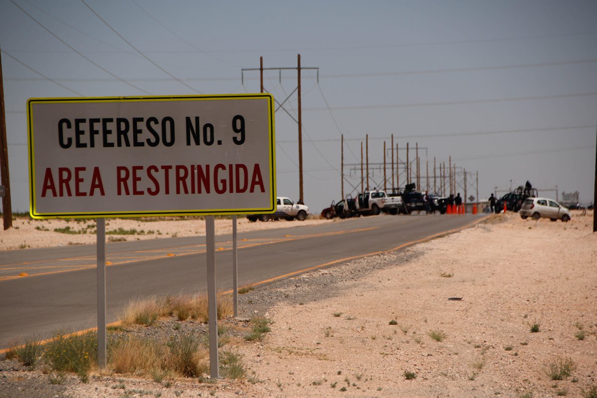 Fuerte dispositivo de seguridad resguarda las afueras del Cefereso donde permanece el Chapo Guzmán. (Foto Prensa Libre: EFE).