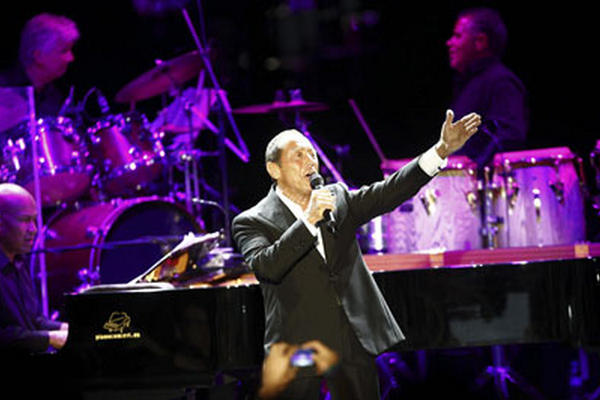 El cantante canadiense Paul Anka ofreció una excelente presentación durante un Festival en Barcelona. (Foto Prensa Libre: EFE)