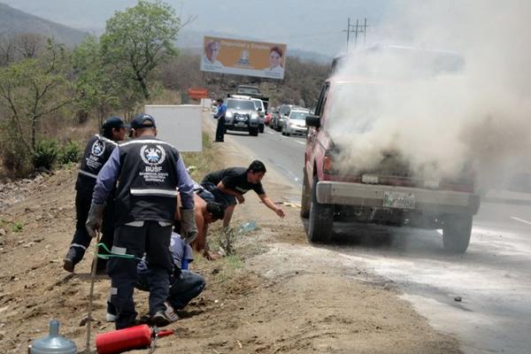 El vehículo se incendió mientras se conducía en la carretera al Atlántico, cerca de Sanarate. (Foto Prensa Libre: Hugo Oliva)<br _mce_bogus="1"/>