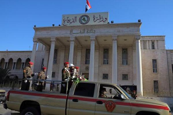 Una furgoneta con el cuerpo de Mohamed Al-Karui, comandante militar iraquí muerto en un ataque en el oeste del país. (Foto Prensa Libre: AFP)