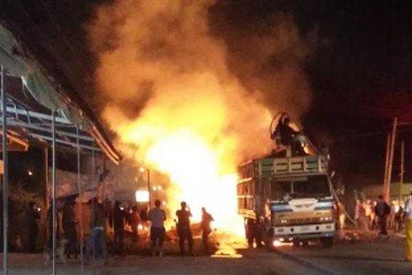 Socorristas sofocan incendio de camión. (Foto Prensa Libre: Walfredo Obando).