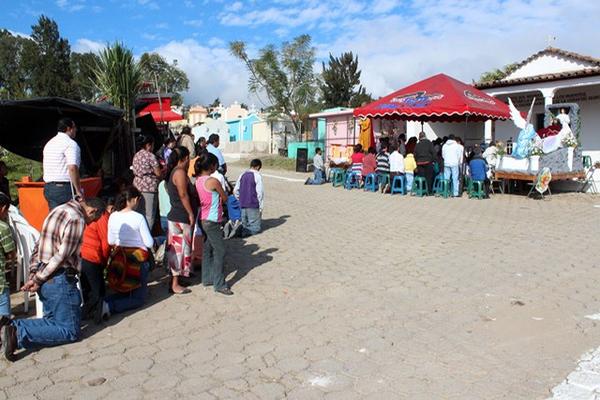 Católicos participan en la misa en el cementerio de Jalapa. (Foto Prensa Libre: Hugo Oliva)<br _mce_bogus="1"/>