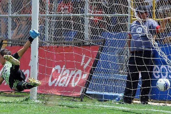 Ábner Ubeda no puede detener el gol ante el tiro libre de Julio César de León. (Foto Prensa Libre: Romeo Ríos)