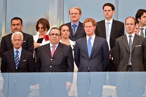 El ex árbitro guatemalteco Carlos Batres (arriba a la izquierda) comparte el palco de honor donde se encuentra el príncipe Harry, quien observa el juego entre Costa Rica e Inglaterra. (Foto Prensa Libre: AFP)