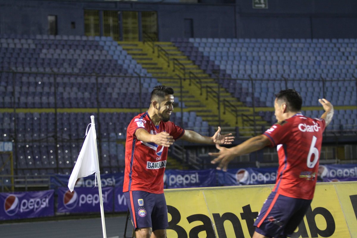 César Morales (i) recibe la felicitación de su compañero Julio Estacuy después de anotar el gol del empate para Xelajú. (Foto Prensa Libre: Jesus Cuque)