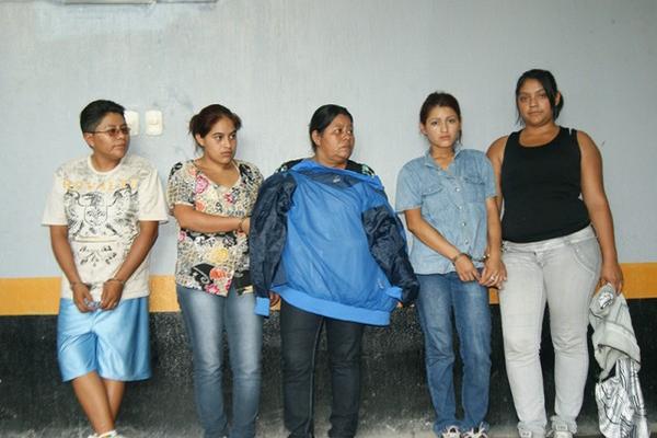 Tres  de  las mujeres  capturadas  en Zacapa.