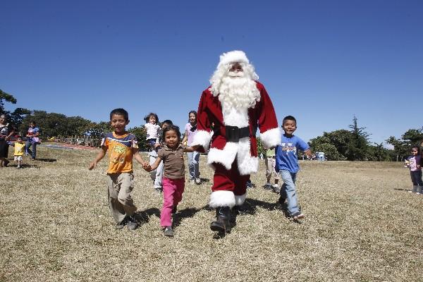 Niños disfrutan  la compañía de Santa Claus.