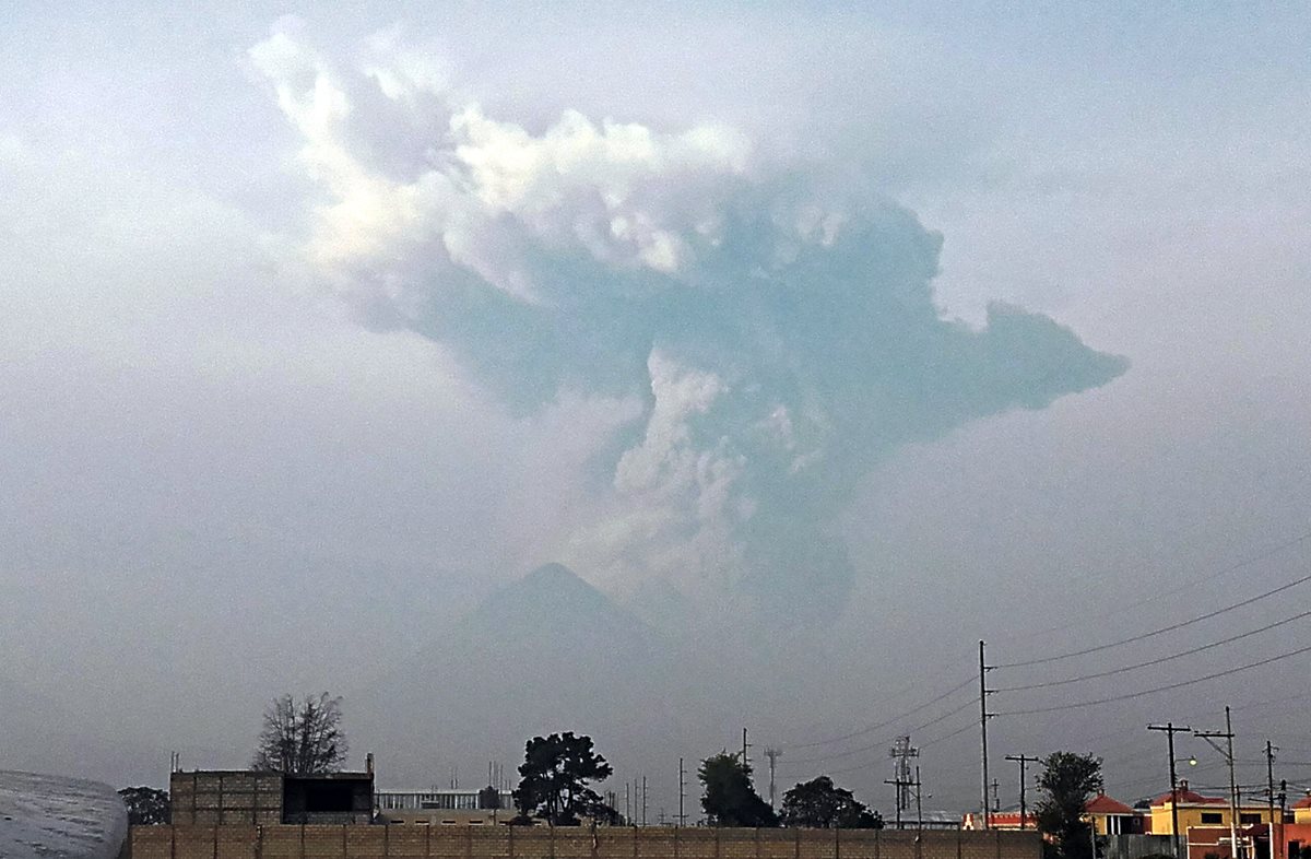 Volcán Santiaguito lanza nube de ceniza sobre poblados cercanos, en Quetzaltenango. (Foto Prensa Libre: Carlos Ventura)