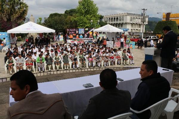 Estudiantes y  autoridades participan en inicio de programa de lectura, en el parque central de Cobán, Alta Verapaz.