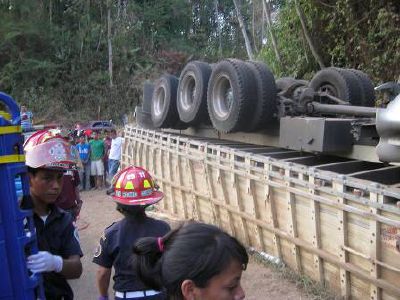 Vicente Hernández y Clener Mejía víctimas del tráiler que volcó con mil quintales de maíz (Foto Prensa Libre: cortesía Óscar Quiroa)