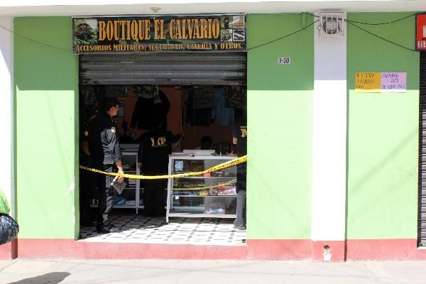 Agentes buscan evidencias en  negocio.