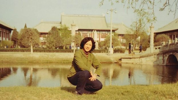 Para 1982 Yuwen Wu, aquí en el campus, ya era maestra en la Universidad de Pekín.