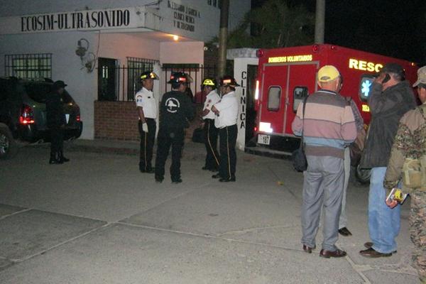 Bomberos Voluntarios y agentes de la Policía frente a la clínica donde fue ultimado el médico. (Foto Prensa Libre: Eduardo Sam Chun)<br _mce_bogus="1"/>