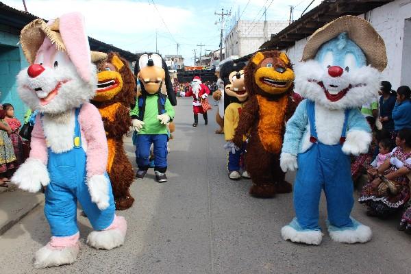 Convite recorre las calles de San Juan Comalapa, Chimaltenango, en honor  de la Virgen.