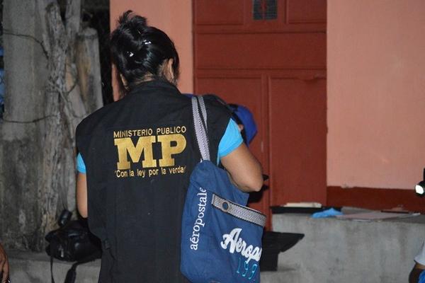 Investigadora reúne evidencias en el lugar donde murió baleado Otoniel García, en Cabañas. (Foto Prensa Libre: Víctor Gómez)