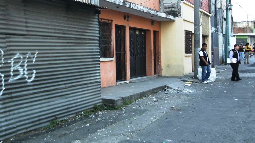 El cuerpo de un hombre localizado en un sector de la zona 6. (Foto Prensa Libre: Érick Ávila)