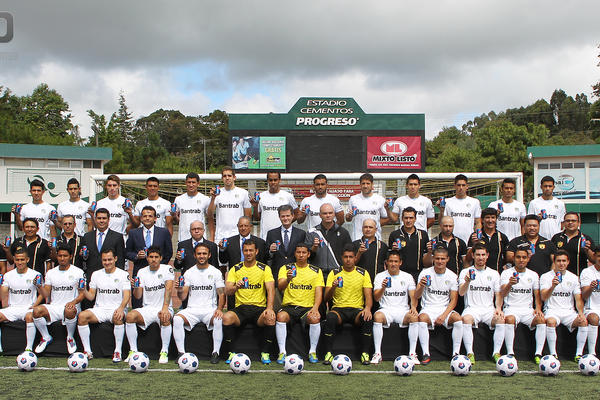 Este es el plantel albo para el Clausura 2014. (Foto Prensa Libre: Óscar Felipe)