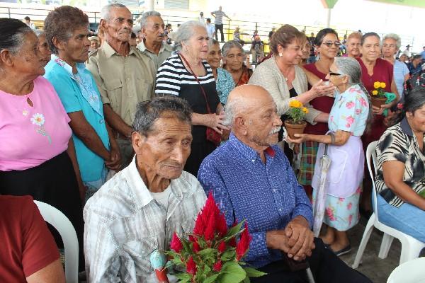 Personas de la tercera edad, durante  inauguración de la Casa Hogar Mis Años Dorados.