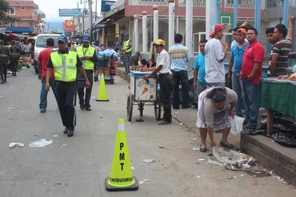 La Policía Municipal estuvo a cargo del desalojo. (Foto Prensa Libre: Edwin Paxtor)<br _mce_bogus="1"/>