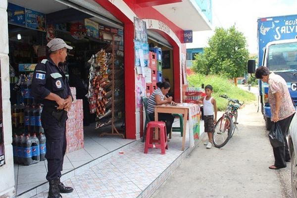 Debido a la ola de asaltos en el área central de Petén, comerciantes han optado por contratar seguridad privada, como en este local, en San Benito. (Foto Prensa Libre: Rigoberto Escobar)