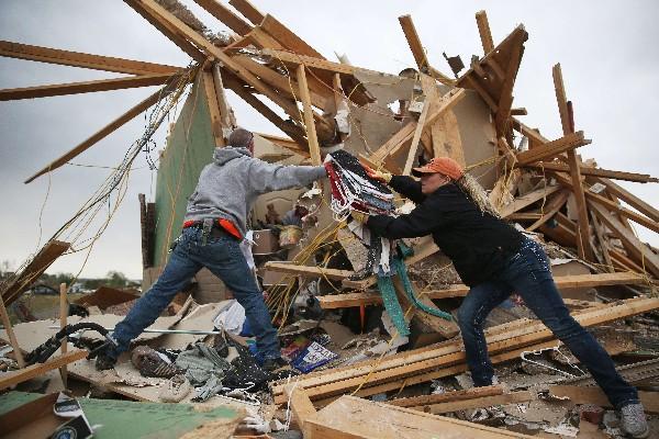 Afectados buscan víctimas en Arkansas. (Foto Prensa Libre: AFP)