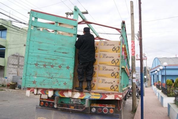 Unas 315 cajas de huevos de contrabando transportaba un camión en San Mateo, Quetzaltenango. (Foto Prensa Libre: PNC)<br _mce_bogus="1"/>