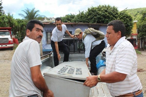 Empleados de una funeraria  trasladan el cadáver de Marco Tulio Esquité, en Santa Rosa. (Foto Prensa Libre: Oswaldo Cardona)