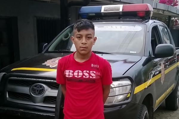 Geovany Estuardo Hernández, presunto asaltante, permanece en la subestación de Génova. (Foto Prensa Libre: Alexander Coyoy)