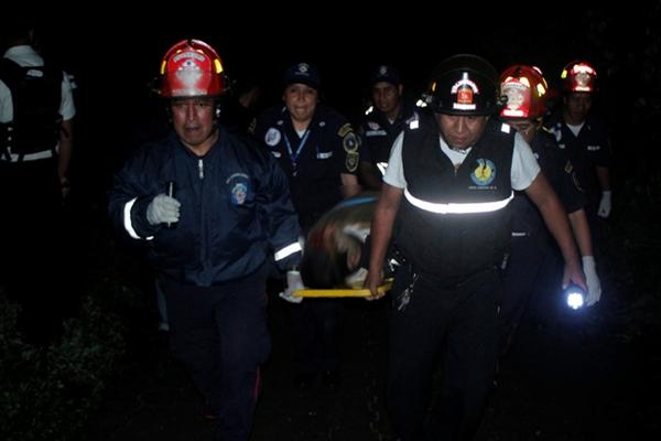 Uno de los presuntos asaltantes se lastimó al saltar del bus. (Foto Prensa Libre: Víctor Chamalé)