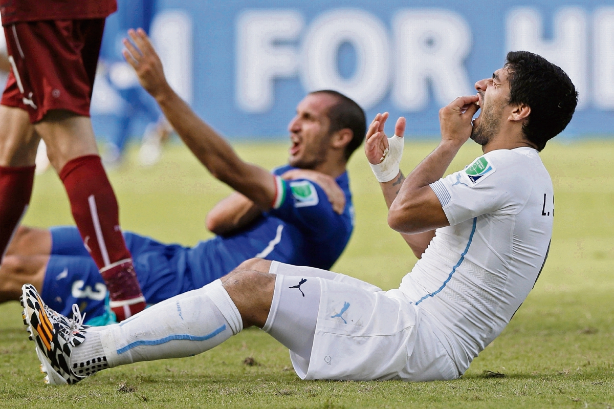 Luis Suárez fue expulsado por morder al italiano Giorgio Chiellini. (Foto Prensa Libre: AP)