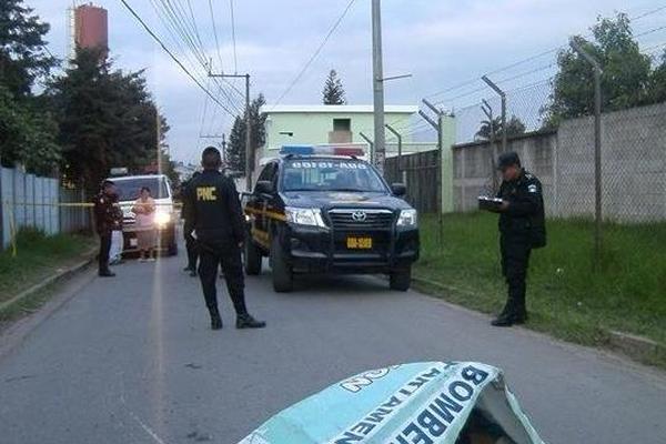 PNC resguarda el lugar donde aparecieron los cadáveres de dos mujeres en San Jose, Villa Nueva. (Foto Prensa Libre: Bomberos Municipales Departamentales)<br _mce_bogus="1"/>