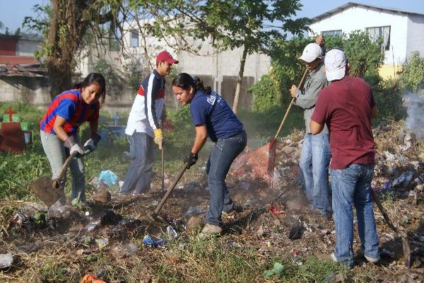 Jóvenes de Retalhuleu erradican un basurero clandestino en la cabecera.