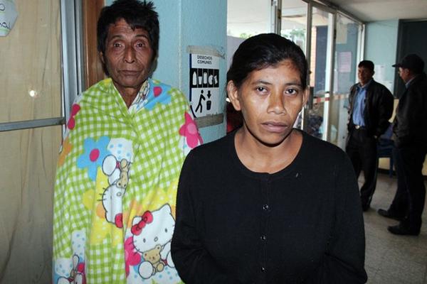 Maximiliano Ajtún y Filadelfa De la Cruz, padres de Maximiliano, quien  murió por desnutrición en el Hospital Regional de Occidente,  Quetzaltenango. (Foto Prensa Libre: Carlos Ventura)