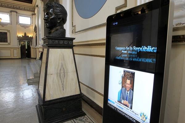 Autoridades de el Congreso instalaron este jueves una pantalla en forma de teléfono inteligente para informar sobre la agenda legislativa. (Foto Prensa Libre: Edwin Bercián)