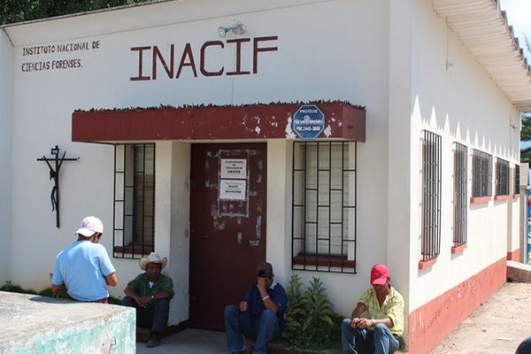 Familiares del hondureño esperan cadáver de este en la sede del Inacif de Chiquimula<br _mce_bogus="1"/>