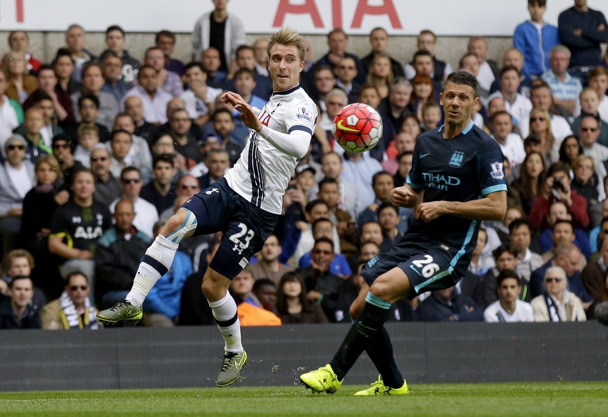 Christian Eriksen del Tottenham compite por quedarse con el balón con el jugador del city de Martin Demichelis. (Foto Prensa Libre: AFP)