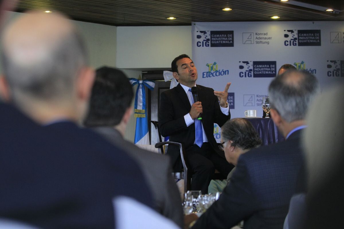 El candidato de FCN-Nación, Jimmy Morales, presenta su plan a empresarios industriales. (Foto Prensa Libre: Edwin Bercián)